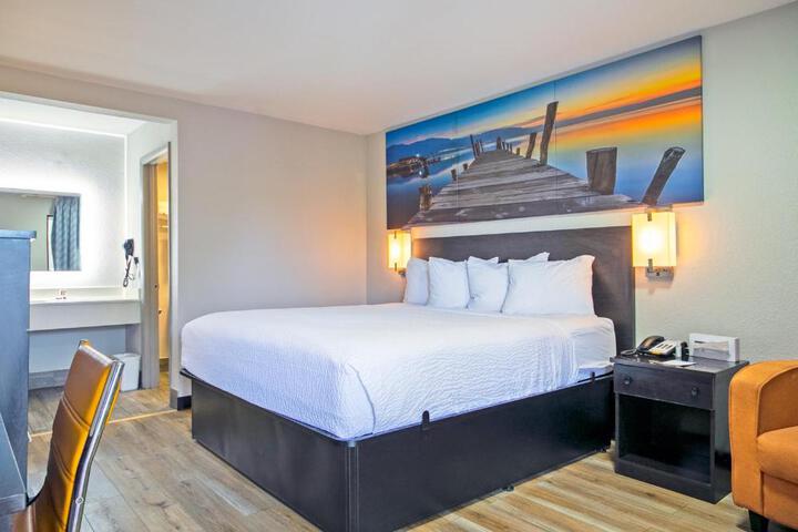 1 King Bed (2 of 12)