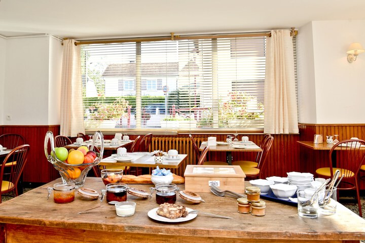 Breakfast/Coffee Service 24 of 38
