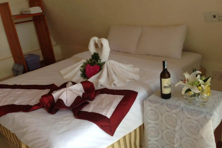 CON DAO CAMPING HOTEL