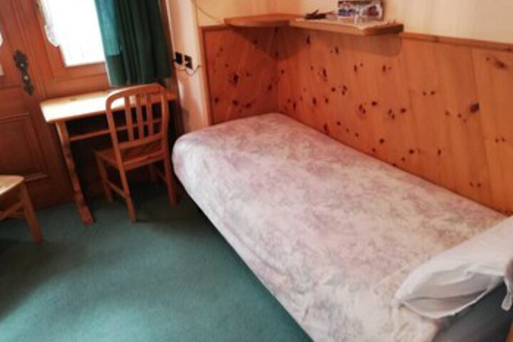 Room 8 of 17