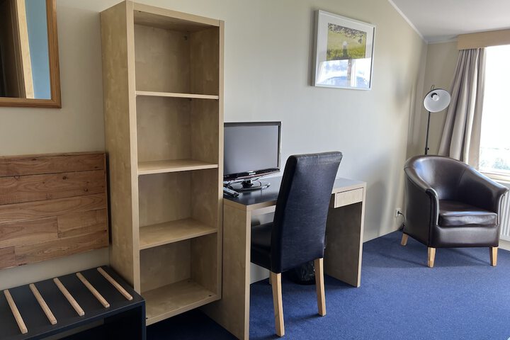 Room 5 of 68