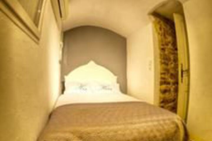 Room 5 of 16