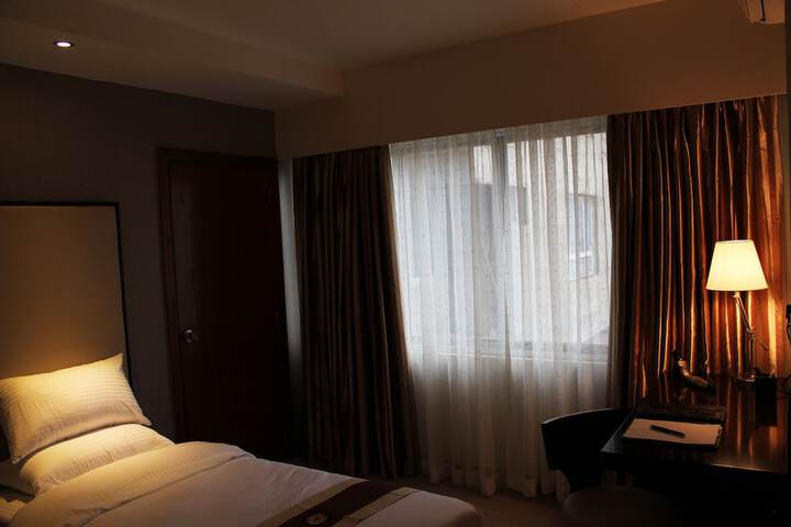 Room 52 of 102