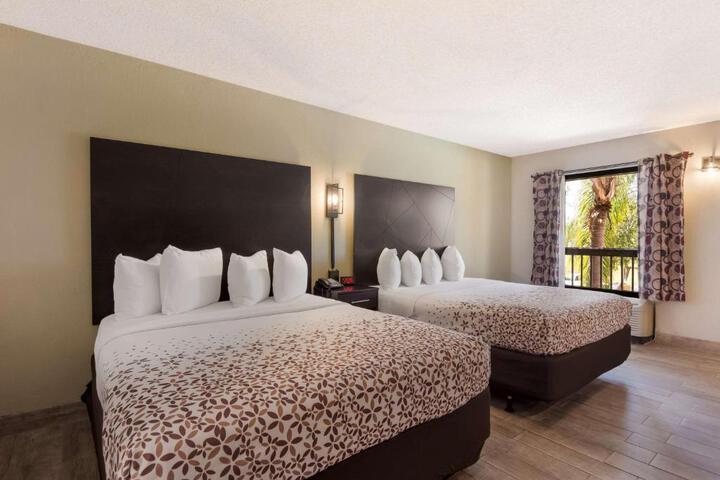 2 Queen Beds Microwave and Refrigerator WiFi Full Breakfast (1 of 6)