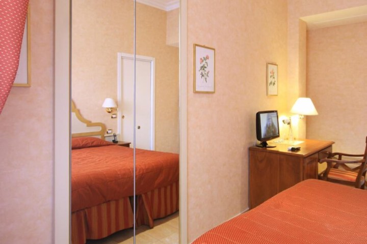 Room 9 of 26