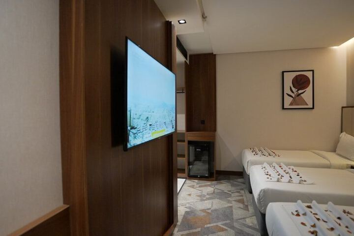 Room 5 of 18