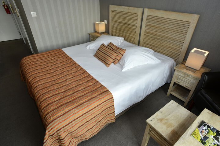 Room 15 of 102