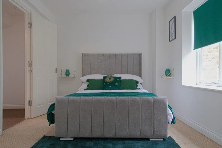 Lovely 4-Bedroom Home in Woodcote Fold