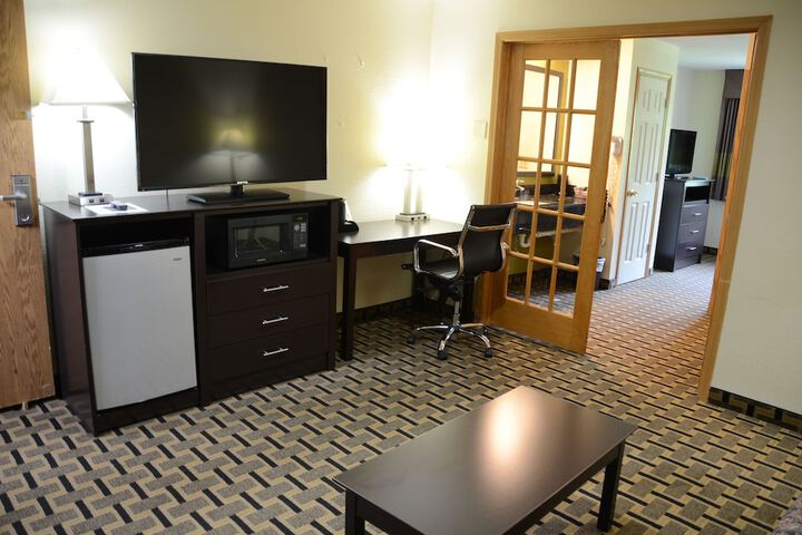 2 Queen Beds (14 of 21)