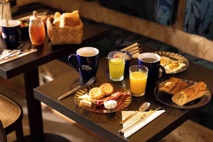 Breakfast/Coffee Service 77 of 135