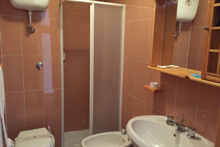 Room 10 of 32