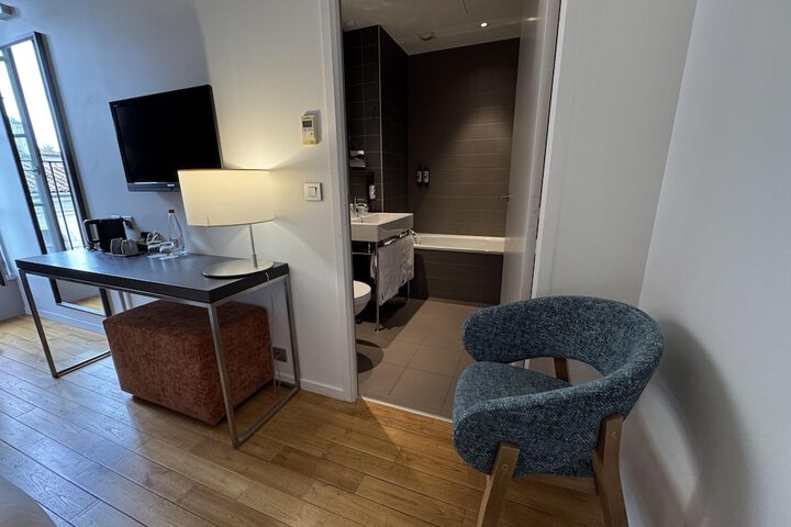 Room 25 of 102