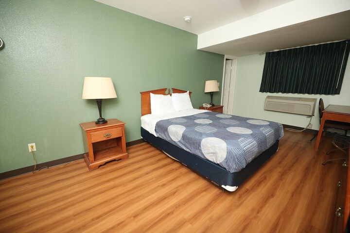 Room 6 of 28