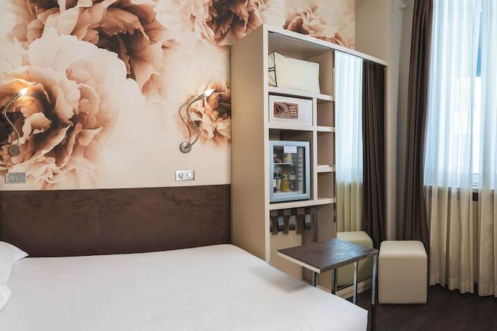 Room 33 of 45