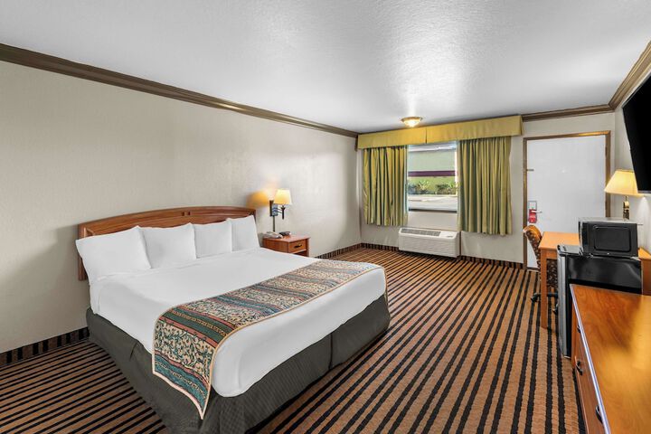 1 King Bed (5 of 9)
