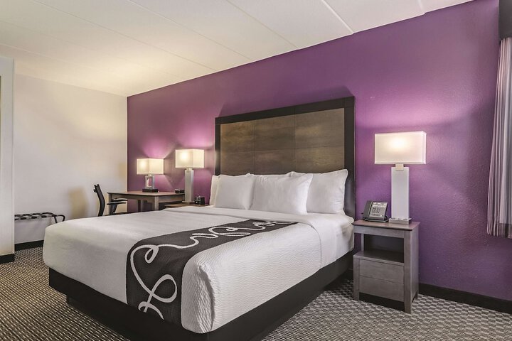 1 King Bed (5 of 11)