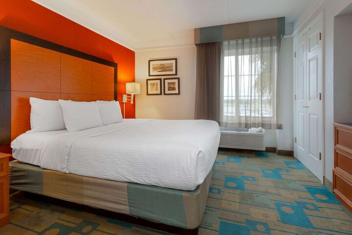 1 King Bed Executive Room (2 of 12)