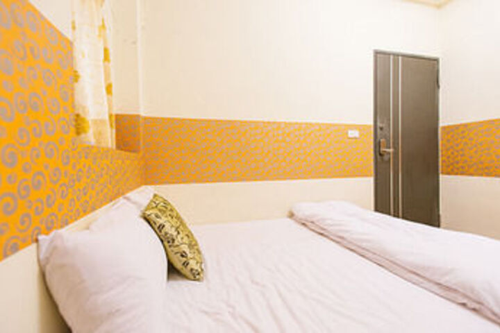 Room 12 of 16