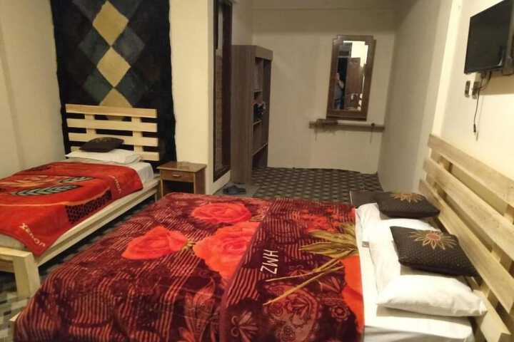 Room 6 of 12