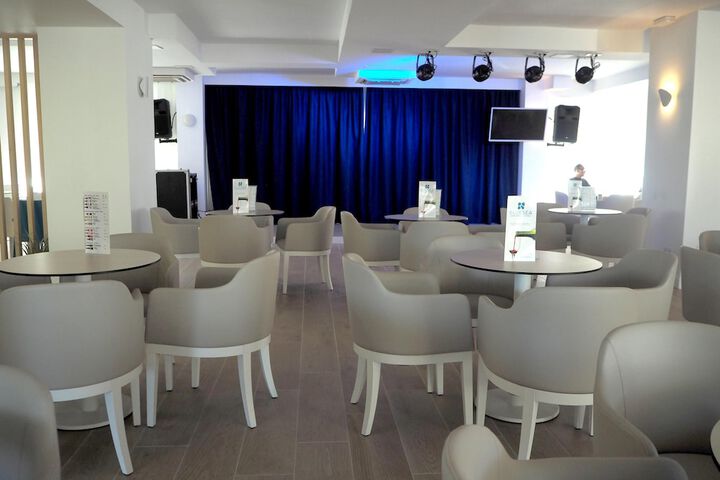 Lounge 53 of 59