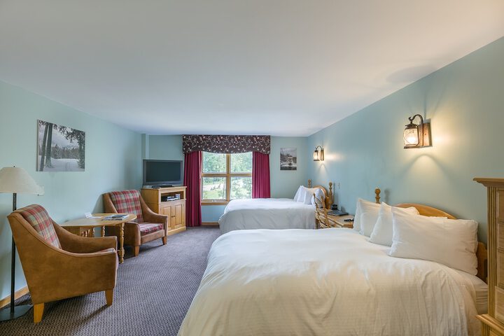 1 Queen Bed (12 of 17)