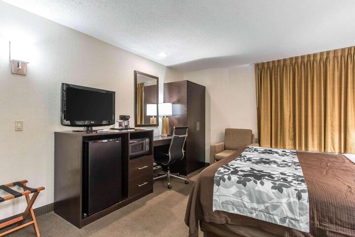 1 King Bed (5 of 7)
