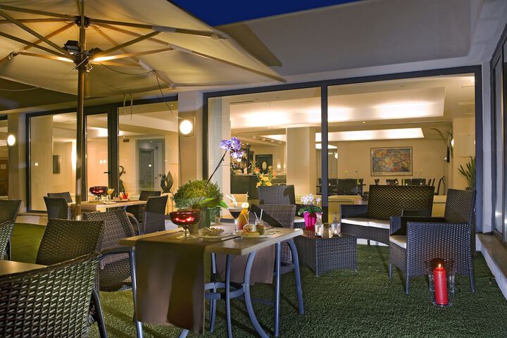 Lounge 52 of 67