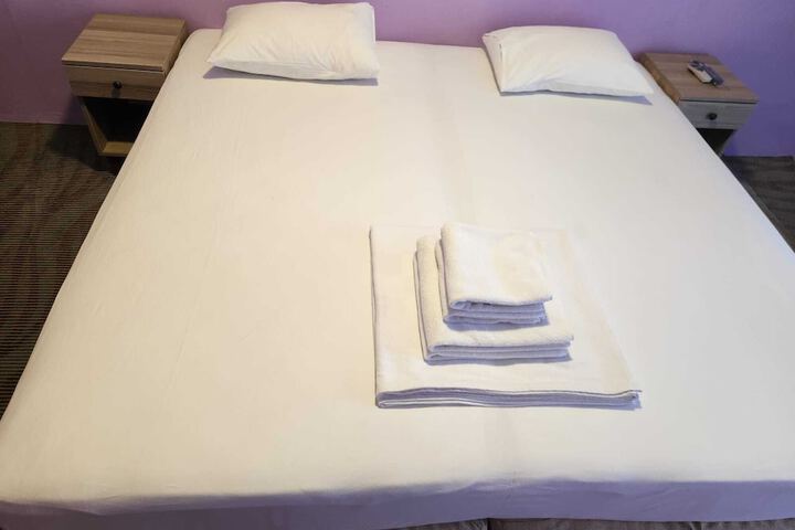 Room 13 of 28