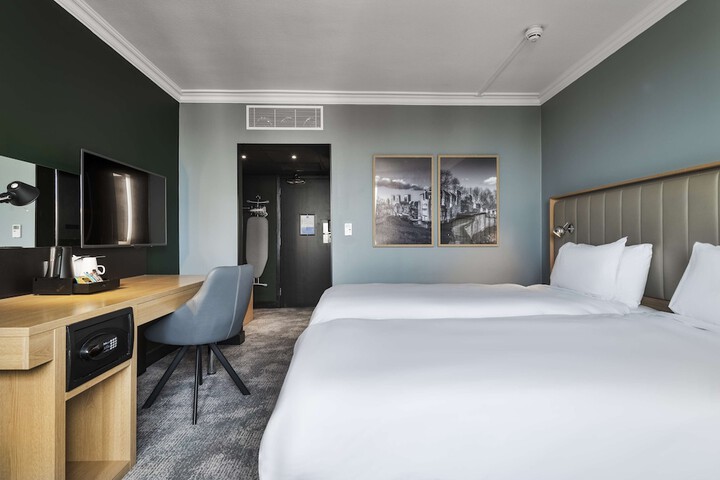 Room 33 of 137