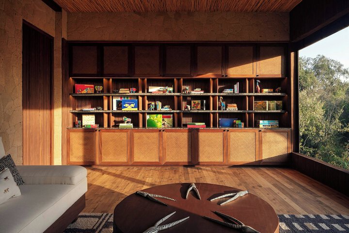 Lounge 103 of 113