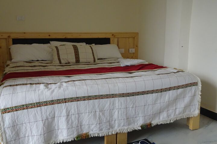 Room 5 of 18