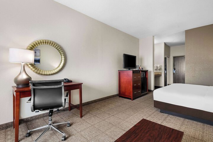 Business King Bed (6 of 19)
