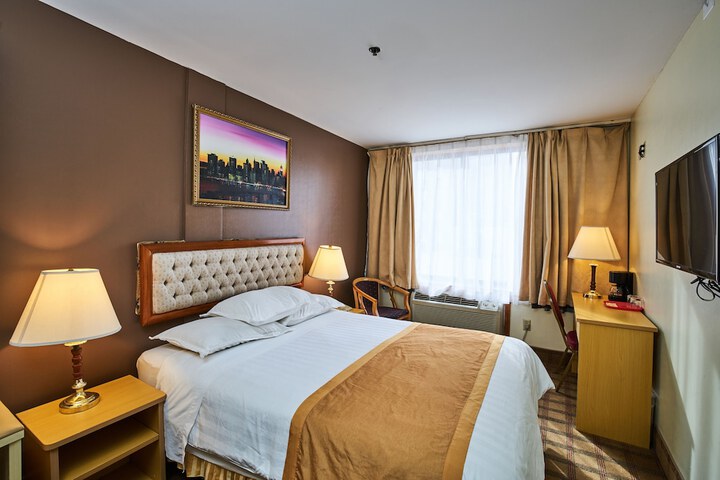 1 Queen Bed (6 of 15)