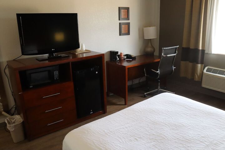 Queen Bed Accessible (6 of 7)