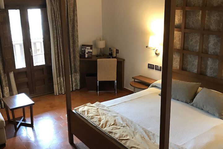 Room 6 of 82