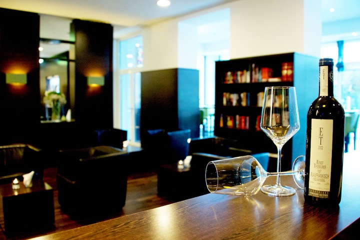 Lounge 42 of 51
