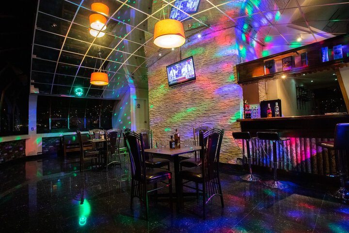Lounge 36 of 41