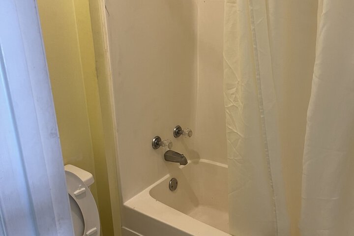 Economy Double Room (5 of 6)