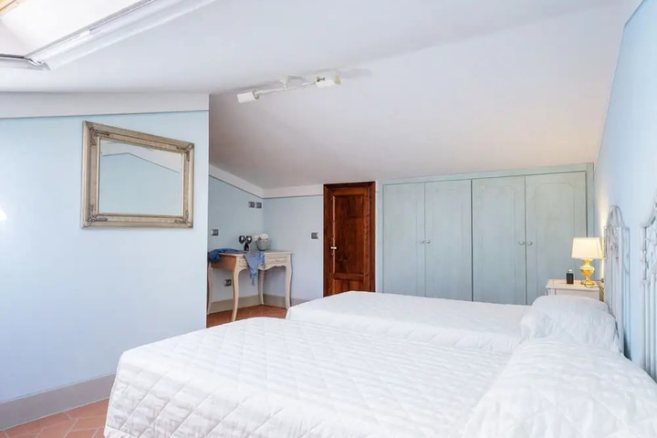 Room 2 of 27