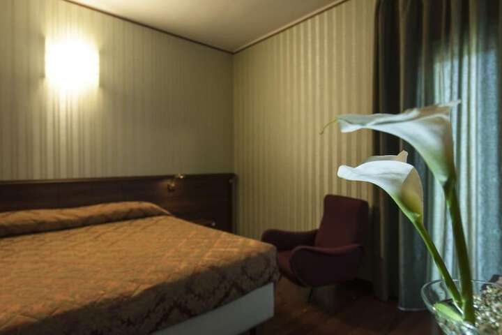 Room 4 of 37