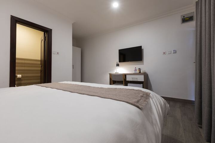 Room 9 of 90