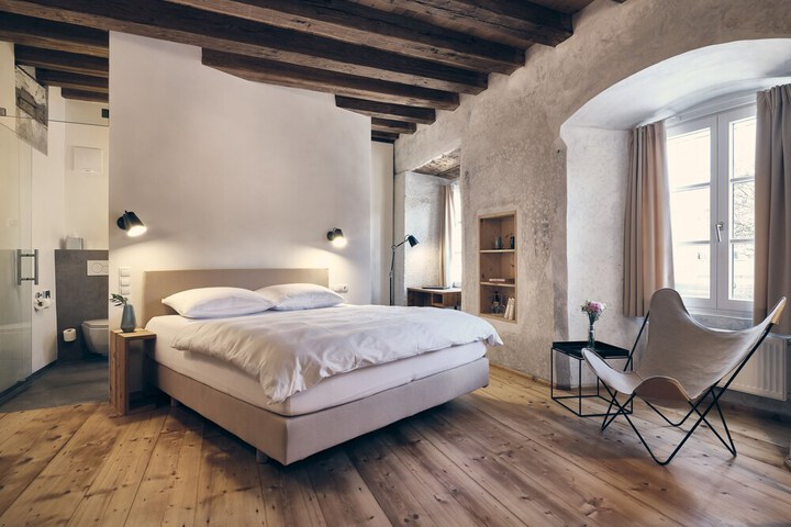 Room 14 of 37