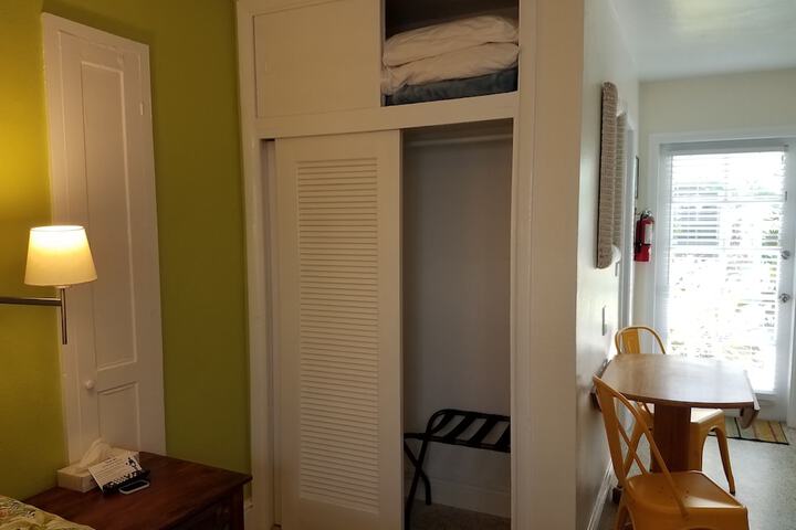 Room 140 of 218