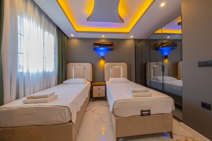 Room 2 of 7