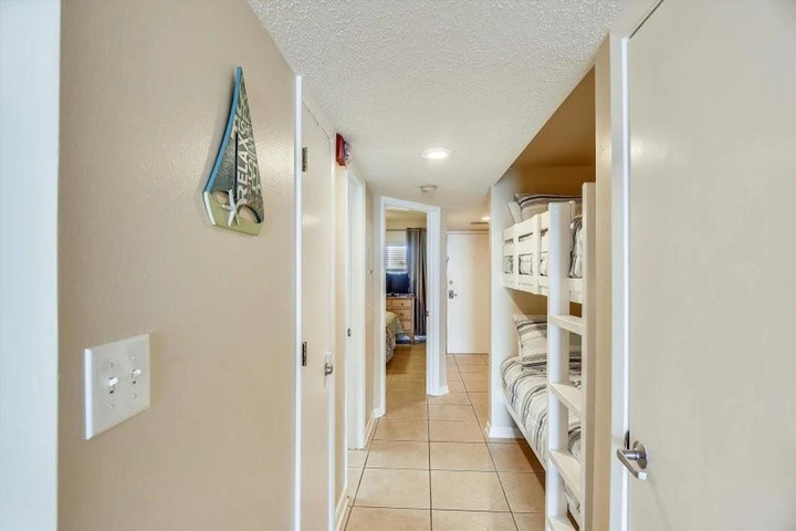 Room 6 of 7
