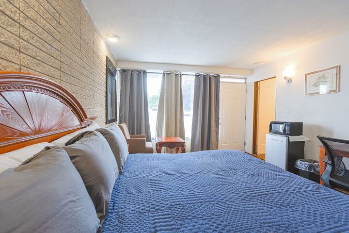 1 King Bed (1 of 12)