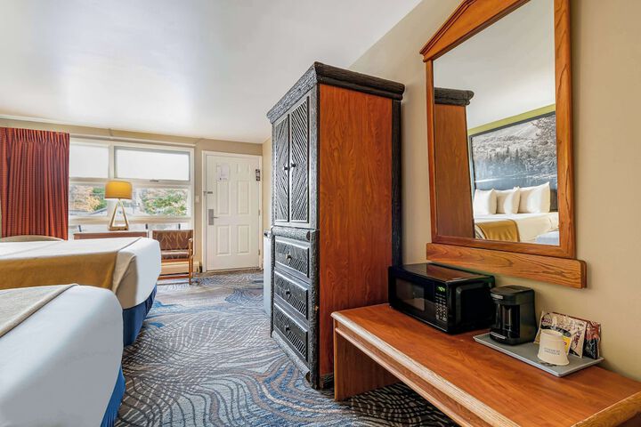2 Queen Beds (12 of 21)
