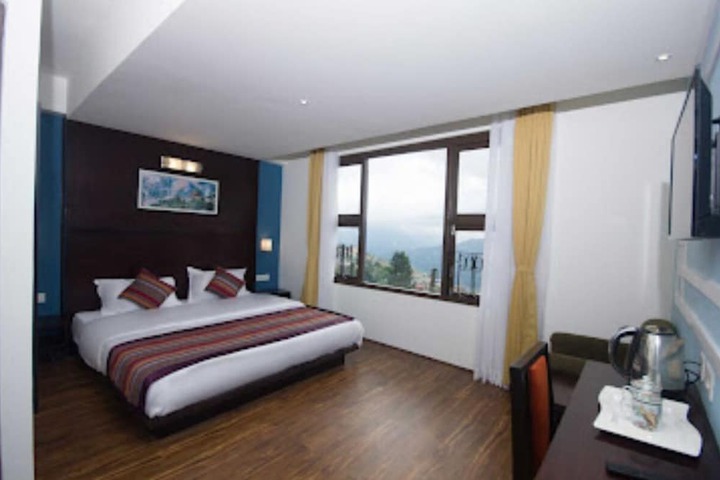 Room 6 of 18