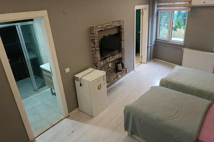 Room 7 of 12