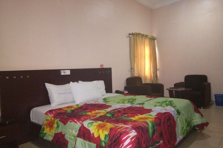 Room 9 of 25